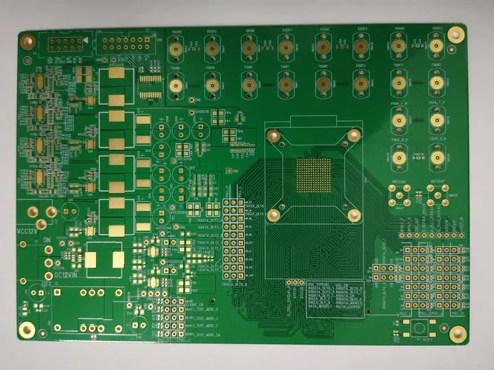 10 rétegű PCB háttérrel és padon keresztül